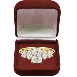 Bague en or jaune 18 carats certifiée IGI avec diamant de laboratoire 3,0 carats couleur F taille Radiant VS1 et diamants latéraux 1 carat, bijoux de luxe pour femme - Product Image 1