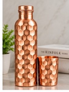 Bouteille d'eau artisanale en cuivre avec texture martelée, gourde de voyage portable avec couvercle, style design vintage - Product Image 4