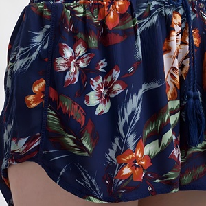 Nuevas llegadas: Shorts de algodón premium para mujer con diseño único, logo impreso personalizado, decoración de lentejuelas y patrón de lazo para uso exterior. - Product Image 4
