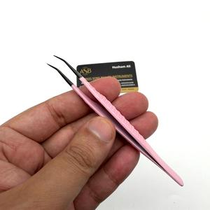 แหนบปลายไฟเบอร์สีชมพูดำ 45 องศา สำหรับต่อขนตา ทำจากสแตนเลสเคลือบสีชมพู - Product Image 5
