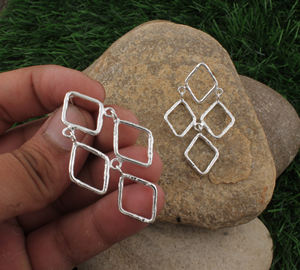 Boucles d'oreilles pendantes minimalistes de luxe en argent, géométriques texturées, délicates, en argent sterling 925, bijoux pour mariage, cadeau d'anniversaire - Product Image 3