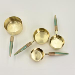 Juego de 4 Tazas y Cucharas Medidoras de Acero Inoxidable Dorado con Mango de Resina de Alta Calidad de R B Overseas - Product Image 3