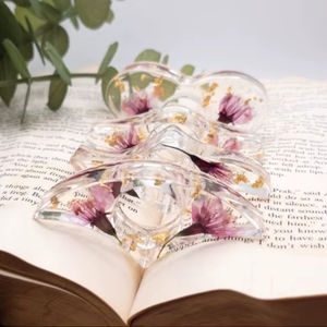 Porte-page en résine artisanale |   Lecteur de livre confortable pour le pouce et les doigts, pour une lecture à une main - Product Image 1