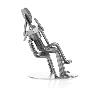 Statuette de couple créative en métal recyclé : Pièce d'exposition minimaliste en métal pour salon, table de chevet - Product Image 4