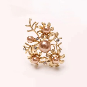 ที่ใส่ผ้าเช็ดปากรูปดอกไม้ประดับคริสตัลหรูหรา พร้อมไข่มุกเทียม ตกแต่งโต๊ะอาหารอย่างมีระดับด้วยกิ่งไม้สีทองและดอกไม้ประดับ - Product Image 3