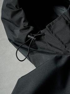 Veste de pluie imperméable et résistante au vent pour homme, entièrement noire, avec doublure en maille enduite de TPU de haute qualité, ensemble de jogging et de randonnée personnalisé uni. - Product Image 4