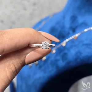 Bague de fiançailles solitaire en diamant de laboratoire taille ronde 0,50 ct, certifiée IGI, en or massif 10 carats, avec halo caché, pour mariage et anniversaire - Product Image 5