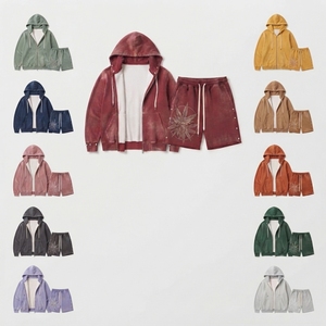 Conjunto de sudadera con capucha estilo streetwear y pantalones cortos oversize con pedrería a juego - Product Image 3