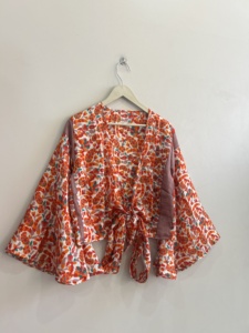 Blusa de seda al por mayor para mujer, top retro de playa con lazo frontal, top cruzado de seda - Product Image 3