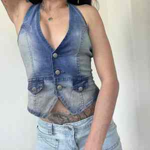 Top Corto de Mezclilla para Mujer, Corte Entallado, Sin Mangas, Lavado Claro, Ecológico y Transpirable, con Detalles de Costura, Marca Solid International - Product Image 6