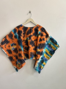 Top tradicional Kantha hecho a mano con teñido anudado vintage para mujer, poncho bohemio, top hippie. - Product Image 3