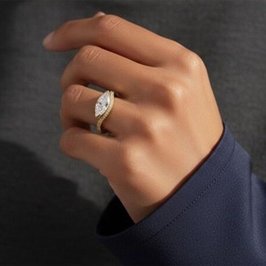 Anillo de Moissanita con Corte Marquise de 2 Quilates, Diseño Moderno, Curvado y con Pavé, Plata 925 con Baño de Rodio, Regalo Sorpresa de Boda para Enamorados - Product Image 4