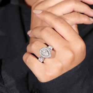 Bague en moissanite pour femme, forme poire, design halo, en argent sterling 925, bijoux de mariée - Product Image 1