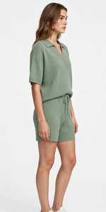 Conjunto de manga corta de punto acanalado para mujer, top con cuello vuelto y pantalones cortos con cordón - Product Image 2