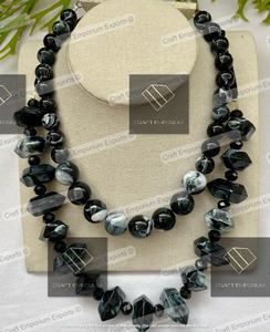 Colliers en résine avec des tourbillons, des paillettes et des tons inspirés de Pantone faits à la main et finis à la main pour un usage quotidien ou des cadeaux - Product Image 6