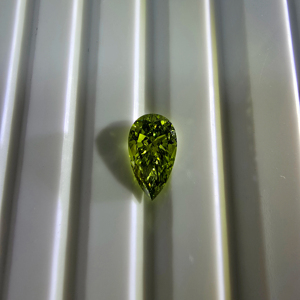 Diamante de Laboratorio de Corte Brillante en Forma de Pera de 1 Quilate, Color Verde Intenso, VS1, Certificado IGI, Diamantes Sueltos - Product Image 3