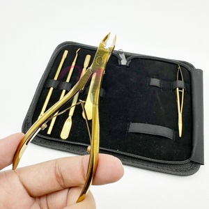 Vente en gros de pinces à cuticules en acier inoxydable massif de qualité chirurgicale plaquées or pour manucure et pédicure - Product Image 4