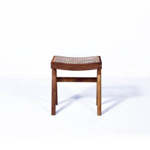 Tabouret en bois massif de style Pierre Jeanneret, design Mid-Century Modern, avec assise en rotin et pieds en V, pour la vente en gros - Product Image 2