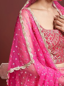 Haut court de demoiselle d'honneur en organza rose avec perles, col rond, sans manches, style classique - Product Image 4