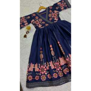 Top de Satén con Diseño en A, Estampado Floral Hecho a Mano, Hermoso Trabajo Digital, Cintura Imperio - Product Image 1