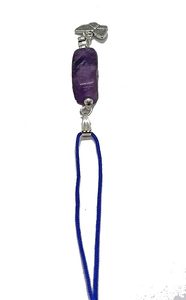 Pendentif en cristal d'améthyste naturel poli en forme de cube, gravé, tendance mode, du Gujarat - Cadeau d'affaires et Fête des Mères - Product Image 3