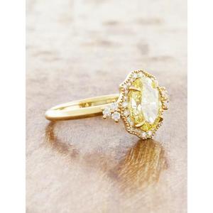 Anillo de Diamantes de Corte Ovalado Amarillo Elegante con Piedras Laterales Redondas, Anillo de Compromiso con Halo de Oro Amarillo de 14K, Regalo de Boda para Mujer - Product Image 3