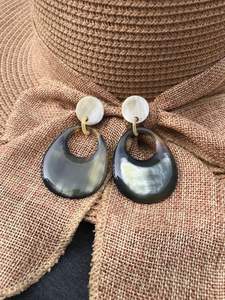 Pendientes Artesanales Ecológicos de Cuerno de Búfalo con Perlas y Diseño de Diamantes Colgantes para Ocasiones Religiosas, de Amor y Bodas - Product Image 6