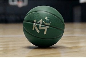 Ballon de basketball KLTW INT'L taille 7 avec logo K1, revêtement en cuir blanc et beige, durable, pour entraînement en salle - Product Image 3