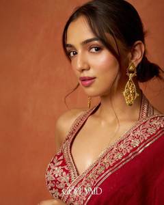 Brilla con nuestra tela de seda pura, hermosa secuencia de bordados y trabajo de dori, sari largo con blusa a la venta. - Product Image 3