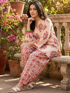 Ensemble Kurta court en coton imprimé floral rose pour femme, coupe régulière, longueur genou, style traditionnel décontracté, séchage rapide, style Inde Pakistan - Product Image 1