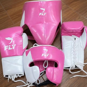 ชุดนวมชกมวย Fly Superlace X 2 พร้อมอุปกรณ์ป้องกันศีรษะและอุปกรณ์ป้องกันอวัยวะเพศชาย ทำจากหนังคุณภาพพรีเมียม ระบายอากาศได้ดี ซับเหงื่อ เหมาะสำหรับการฝึกซ้อมและการต่อสู้ - Product Image 1