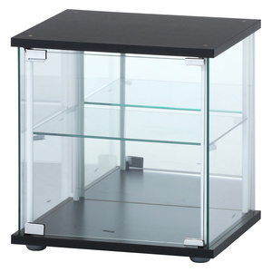 Vitrine classique en verre trempé avec fond miroir, dessus noir, 2 étagères robustes pour usage commercial et muséal - Product Image 1