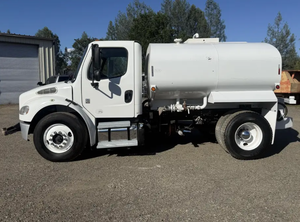 Venta al por mayor de camiones cisterna Freightliner usados de 2015 y 2016, modelo M2, con tanque de acero nuevo de 2300 galones. Envío rápido. - Product Image 2