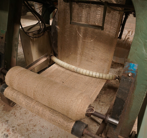 Rollo de tela de yute Fortune Fiber de 300 GSM, tejido abierto, malla de yute, ecológico, malla protectora del suelo - Product Image 4
