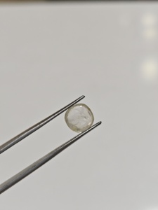 Saphir blanc naturel poli de coupe ovale, 2,71 carats, certifié par un tiers, œil de chat, conception exclusive AJ Gems - Product Image 1