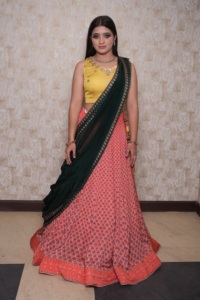 Lehenga Choli Tradicional Indio para Mujer, Blusa Amarilla, Traje de Boda, Largo hasta el Suelo, Corte Regular, Dupatta con Drapeado - Product Image 3