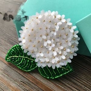 Broche de Cuentas Bordado a Mano de Primera Calidad con Motivos Decorativos Únicos para Ropa de Boutique y Moda de Lujo - Product Image 3