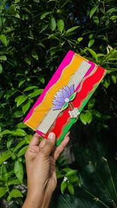 Clutch tipo sobre exquisitamente elaborado a mano, una pieza llamativa para ocasiones festivas, bodas o celebraciones culturales. - Product Image 4