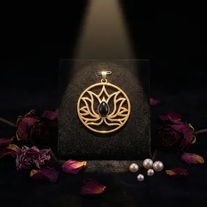 Pendentif tendance pour femme en laiton plaqué or et argent, motif lotus, taille 38x38MM, pour exportation en gros depuis l'Inde - Product Image 6
