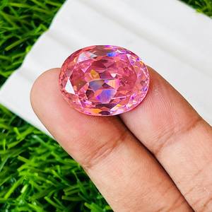 Cuarzo Rosa, Gema Creada en Laboratorio, Diseñada para un Brillo Rosa Suave, Lujo Ético y Atractivo de Joyería Fina y Atemporal - Product Image 3