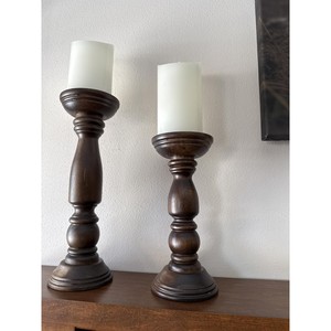 Portavelas de Pedestal de Madera de Teca Premium al por Mayor - Acabado Lujoso en Marrón Dorado - Product Image 2