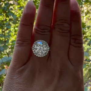 Anillo de Compromiso Clásico Vintage con Halo de Moissanita de Corte Redondo de 4.95 TCW, Plata de Ley con Baño de Rodio, Engaste de Garras, para Mujer - Product Image 1