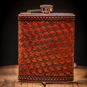 กระติกน้ำหนังหุ้มลายสาน ดีไซน์ทันสมัย สำหรับใส่เหล้าวิสกี้ พกพาสะดวก เหมาะสำหรับการเดินทางและเป็นของขวัญ นำเข้าจากอินเดีย - Product Image 1