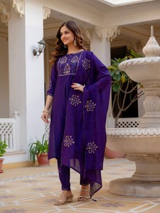 Conjunto de Kurti Bordado Premium para Mujer en Viscosa Mango Silk con Dupatta de Seda Maslin |   Fabricante de Ropa al por Mayor - Product Image 5