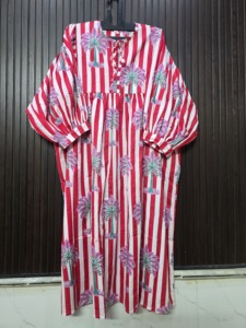 เดรสยาวลายทางสีแดงขาวพิมพ์ลายดอกไม้ผ้าฝ้ายคอกลมแขนยาวเอวเอ็มไพร์ - Product Image 2