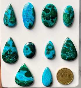 Cabochon ovale en malachite verte 100 % naturelle de qualité supérieure, traité thermiquement et à effet œil de chat, pour la fabrication de bijoux, Jaipur - Product Image 1