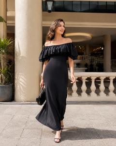 Robe d'été pour femmes très vendue - Robe maxi chic noire à épaules dénudées et volants pour un usage quotidien décontracté et des tenues de soirée - Product Image 1