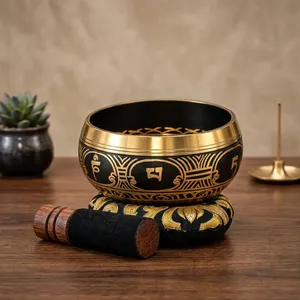 Bol chantant tibétain noir et or avec marteau en bois et coussin brodé, bol sonore artisanal pour la méditation et le yoga - Product Image 1