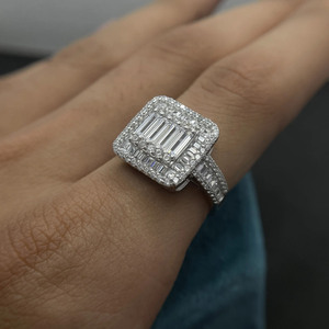 Bague de fiançailles de luxe en moissanite taille baguette et taille ronde avec halo de diamants, sertie pavé, en argent sterling 925, pour femme, design géométrique - Product Image 6