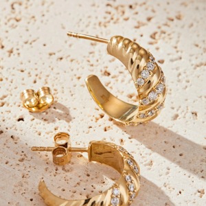 Boucles d'oreilles Huggie en or plaqué diamant, taille brillant rond, bijoux de luxe pour femme, à porter au quotidien - Product Image 2